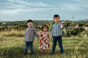 Gérer les conflits entre frères et sœurs : conseils pratiques pour une ambiance harmonieuse dans la famille