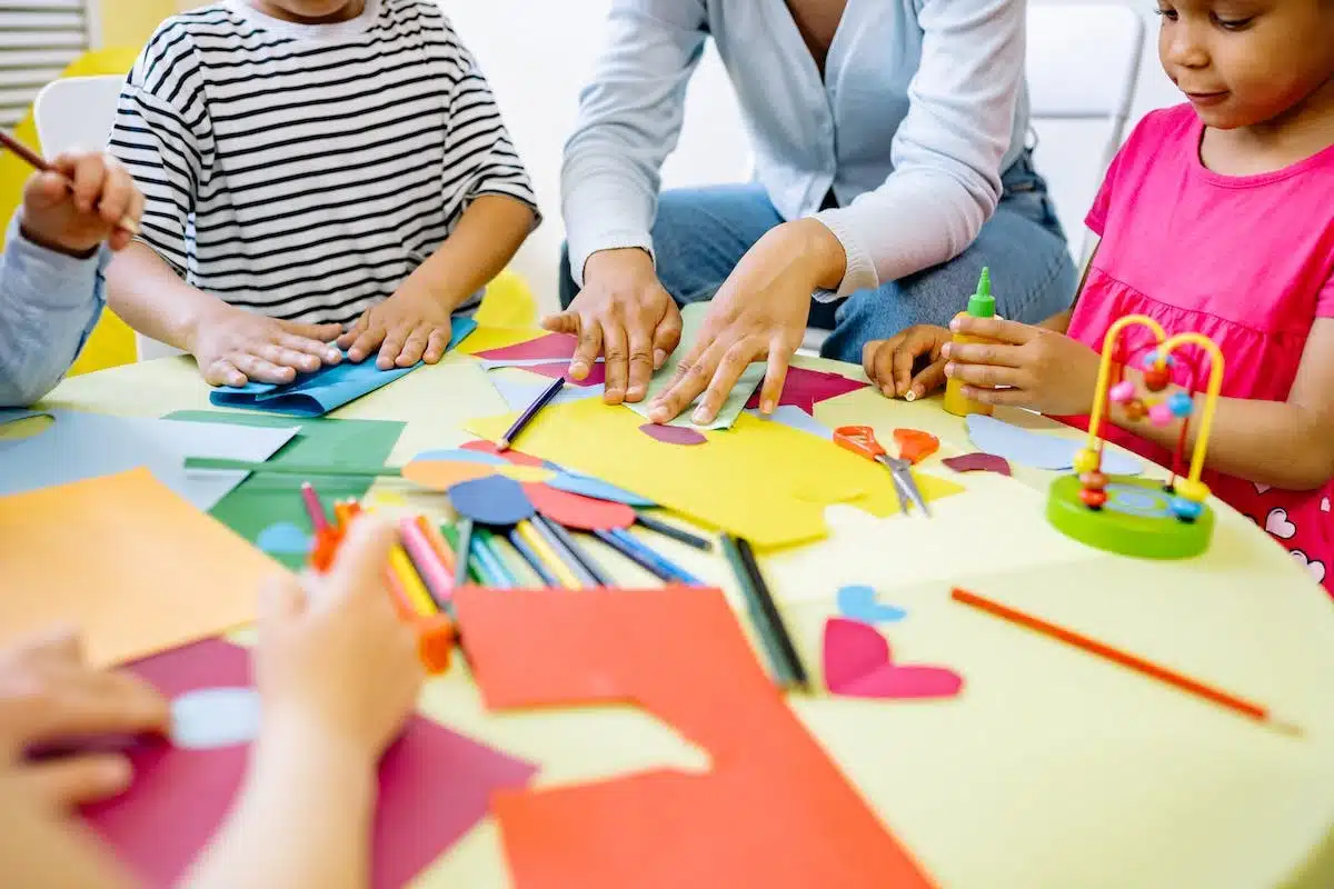 Stimulez la créativité de votre enfant avec ces activités manuelles enrichissantes !
