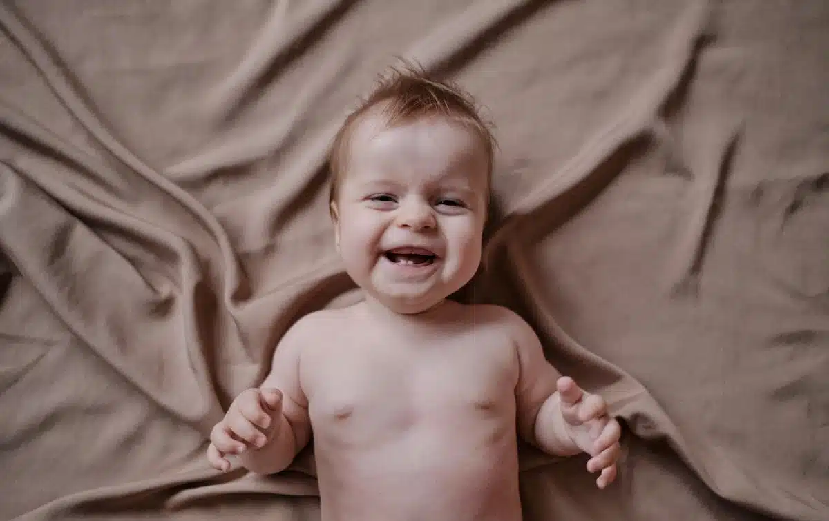 Des couches Pampers qui font rire les parents et bébé