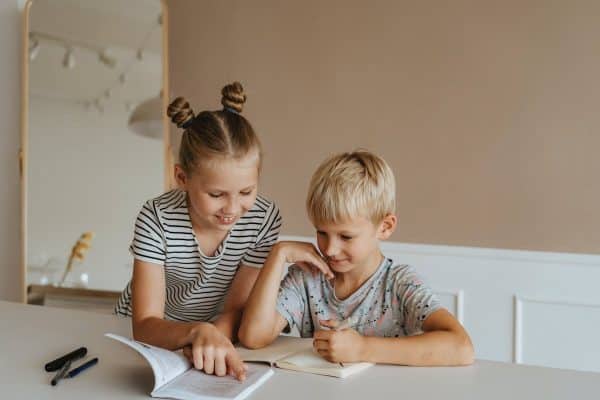 Enseigner l’empathie et la gratitude chez les jeunes enfants : méthodes et conseils pratiques