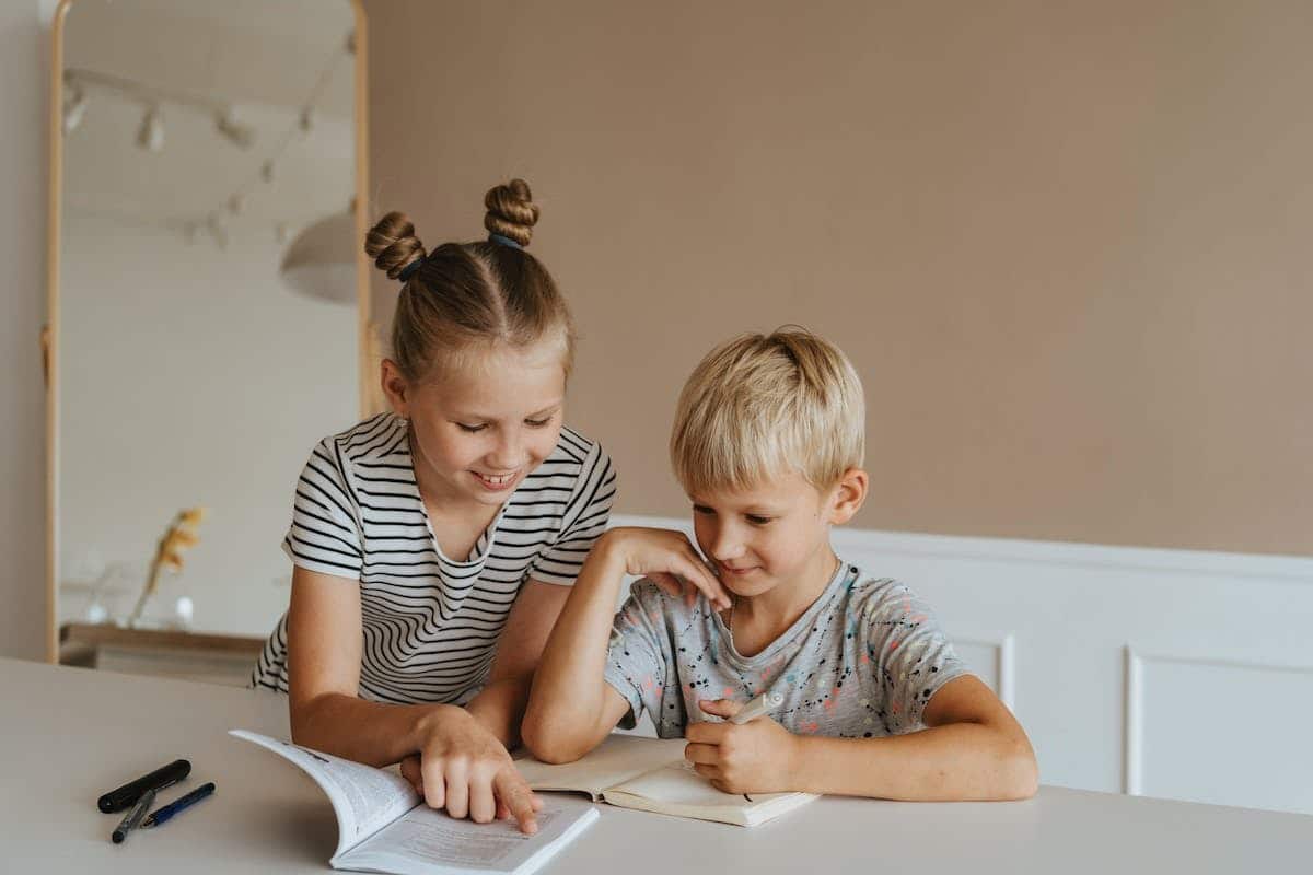 Enseigner l’empathie et la gratitude chez les jeunes enfants : méthodes et conseils pratiques