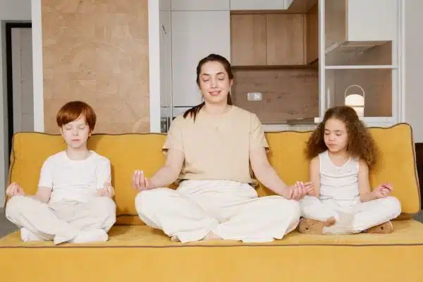Les bienfaits de la méditation en famille : retrouver la sérénité au quotidien