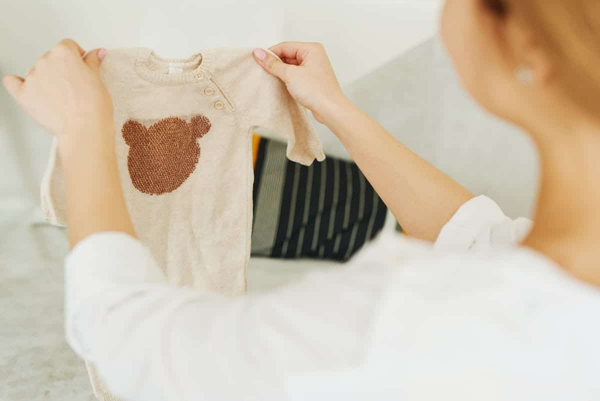 Conseils malins pour constituer une garde-robe économique pour votre bébé