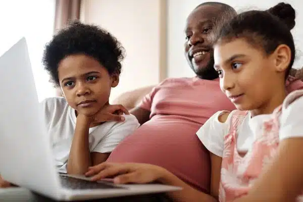 Optimiser les relations familiales grâce à l’éducation bienveillante : Guide pratique