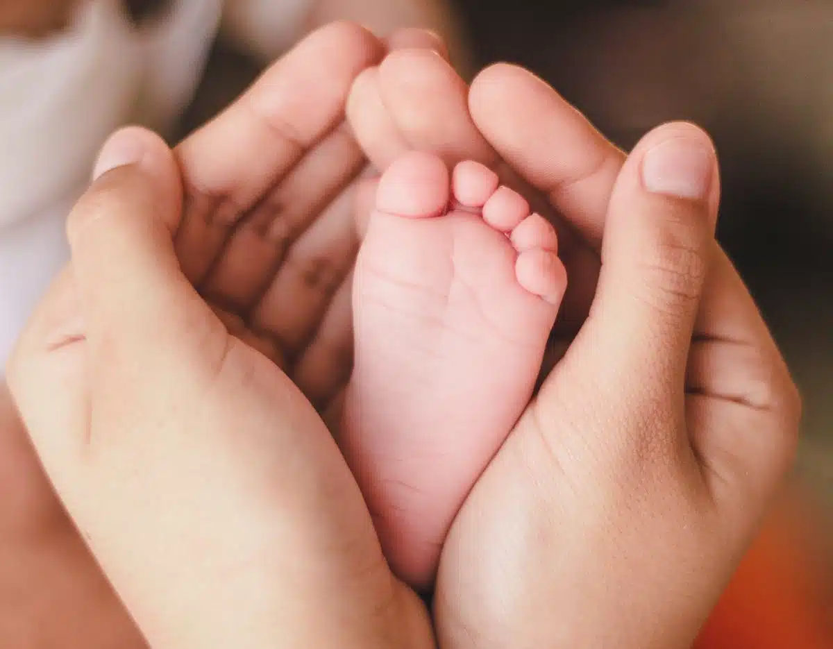 Soins de la peau du bébé : les produits essentiels et les gestes à adopter