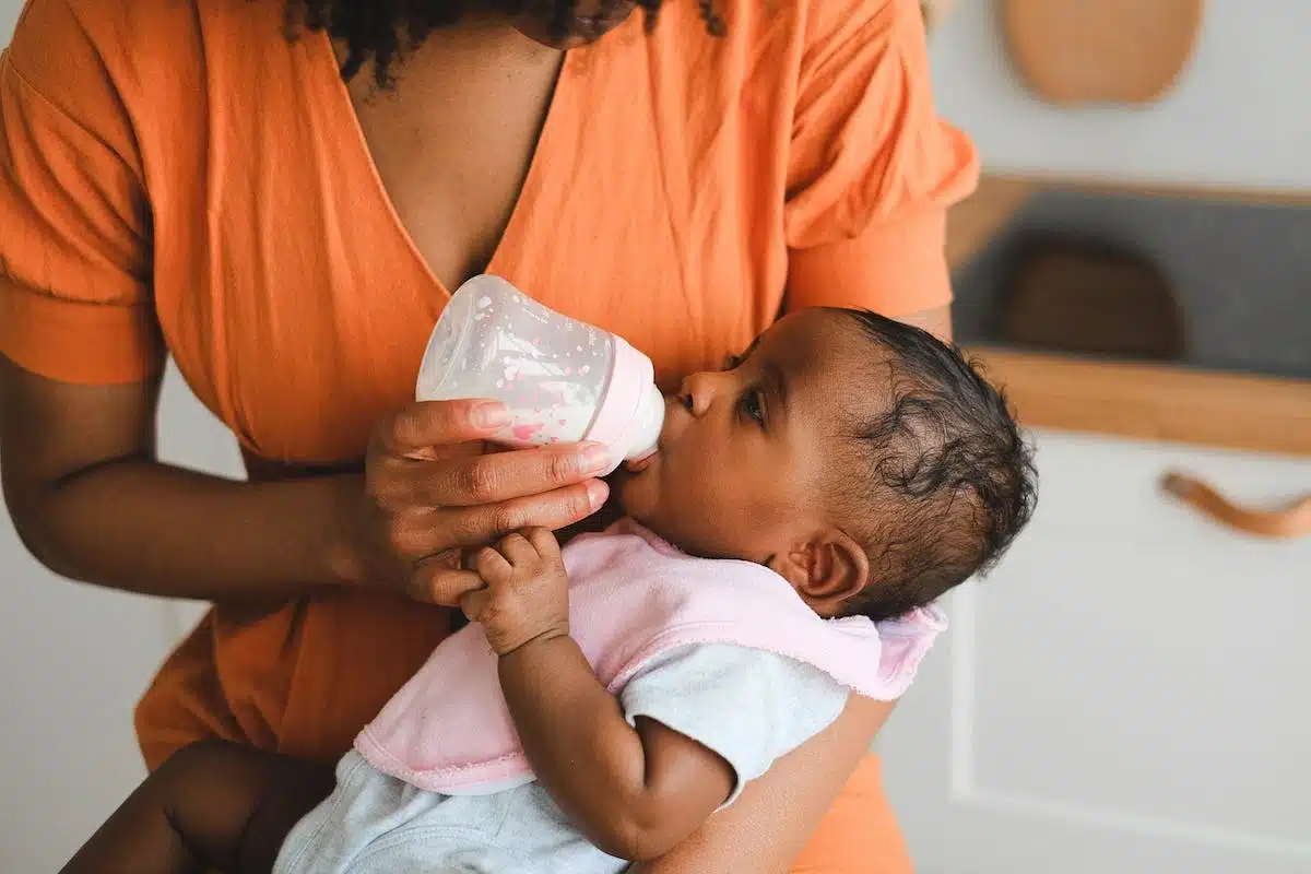 Comprendre les signes annonciateurs de la diversification alimentaire chez bébé