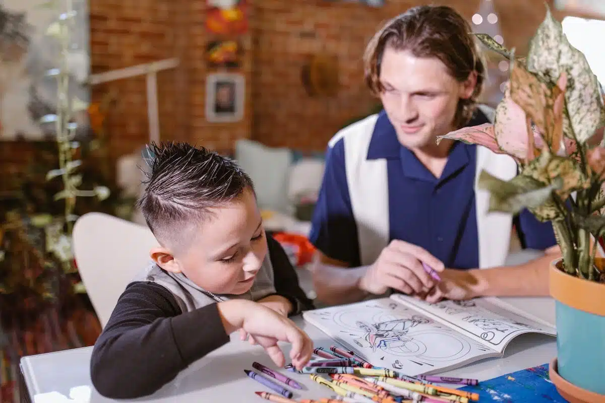 Découvrez les bénéfices et limites de la méthode Montessori pour l’éducation de votre enfant