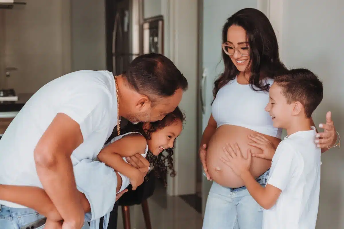 Préparer les enfants à l’arrivée d’un nouveau bébé dans la famille : nos conseils essentiels
