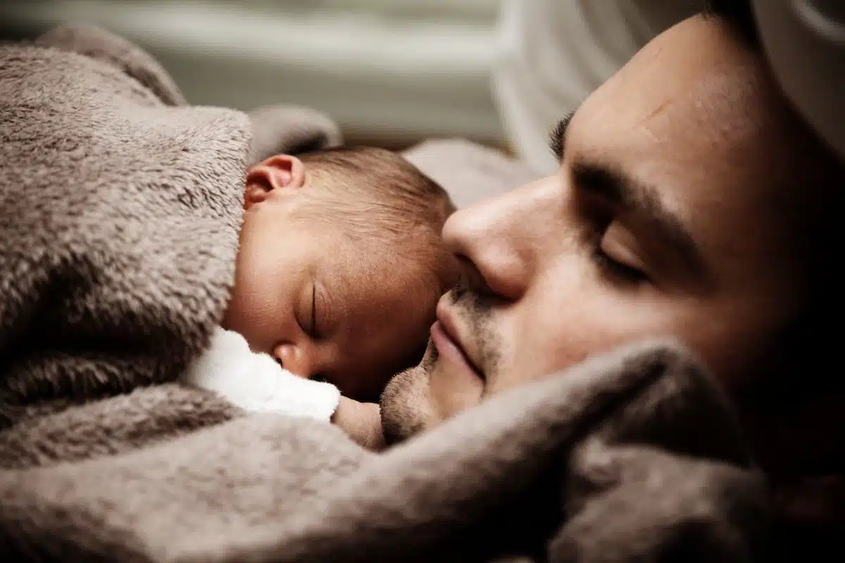 Paternité active : S’impliquer pleinement dans la vie de bébé et comprendre son rôle essentiel