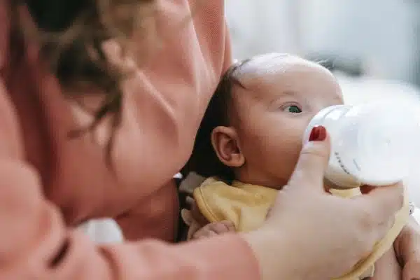 Choisir les meilleurs produits d’hygiène et soins pour bébé : l’importance des ingrédients naturels et sûrs