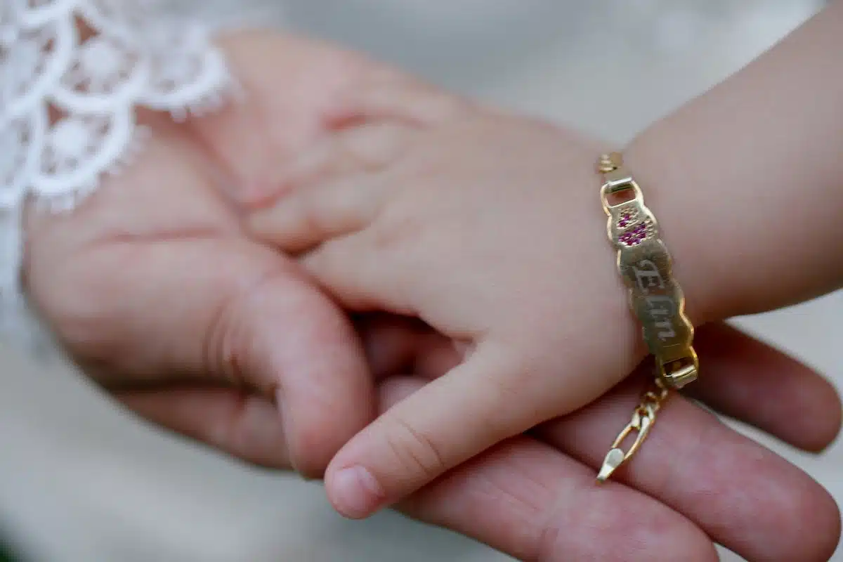 Les alternatives abordables pour une chaîne en or de baptême pour bébé de qualité