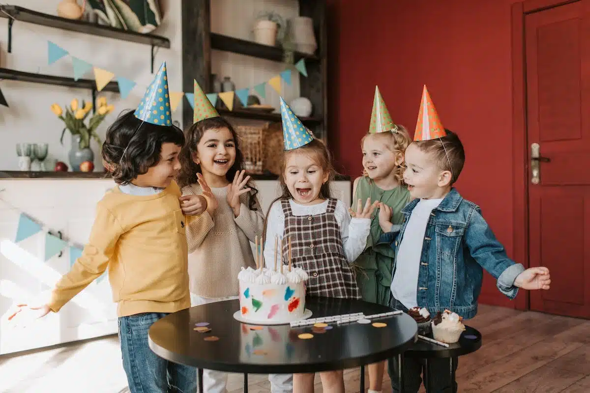 Organiser une fête d’anniversaire mémorable pour son enfant : Guide pratique et astuces incontournables
