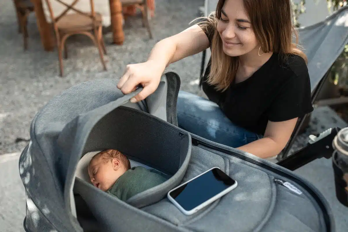 Organisez avec succès les premières sorties et voyages avec votre bébé