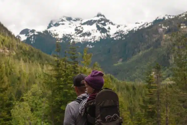Les différents types de porte-bébé adaptés à la randonnée en montagne
