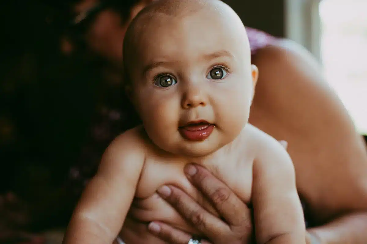 L’impact essentiel du contact physique et des câlins pour le bien-être du bébé