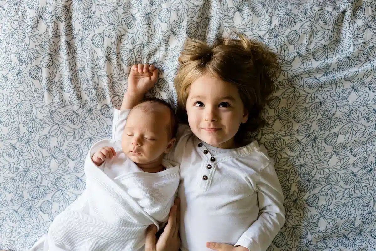 Préparer son enfant à l’arrivée d’un nouveau bébé : les clés pour une transition en douceur
