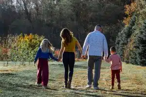 Les bénéfices des activités en plein air en famille pour le bien-être et le lien familial