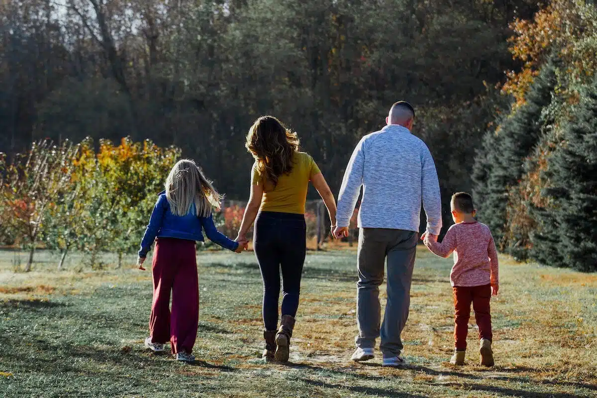 Les bénéfices des activités en plein air en famille pour le bien-être et le lien familial