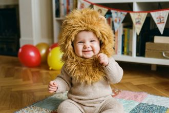 Bébé fille déguisée en lion avec crinière en peluche