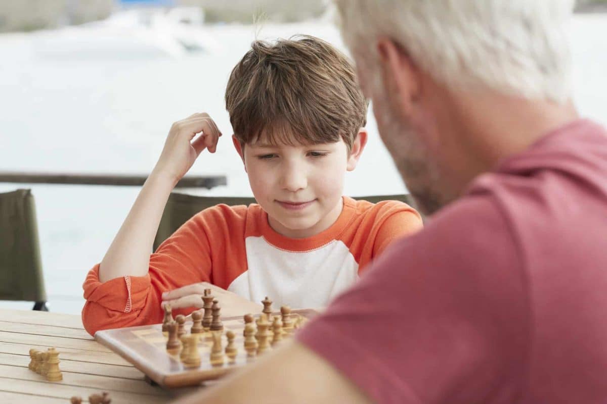 Comment apprendre les échecs aux enfants : stratégies ludiques et conseils pratiques