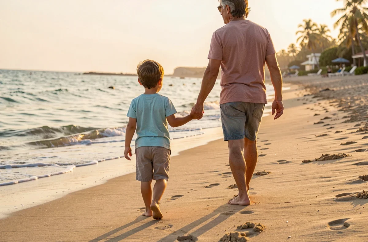 Parent et enfant marchant main dans la main sur une plage en été