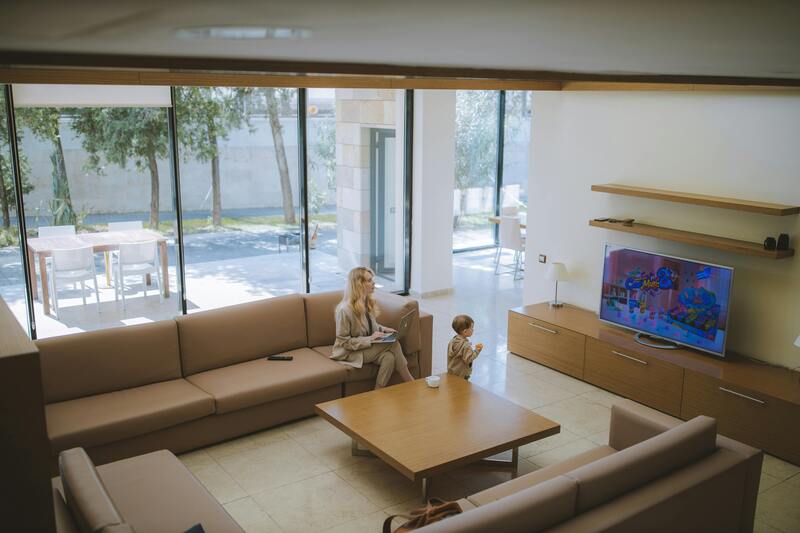 regarder la télé avec sa fille