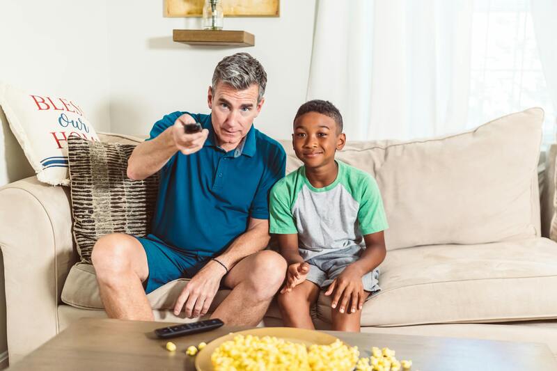 regarder la télé avec son fils