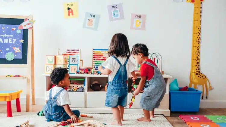 Quel niveau faut-il avoir pour travailler en crèche?